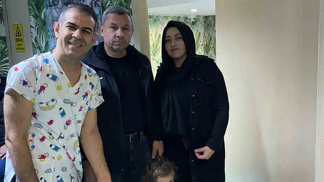 18 yıl sonra çocuk sahibi olan aile, tedavi gördükleri doktorla bir araya geldi