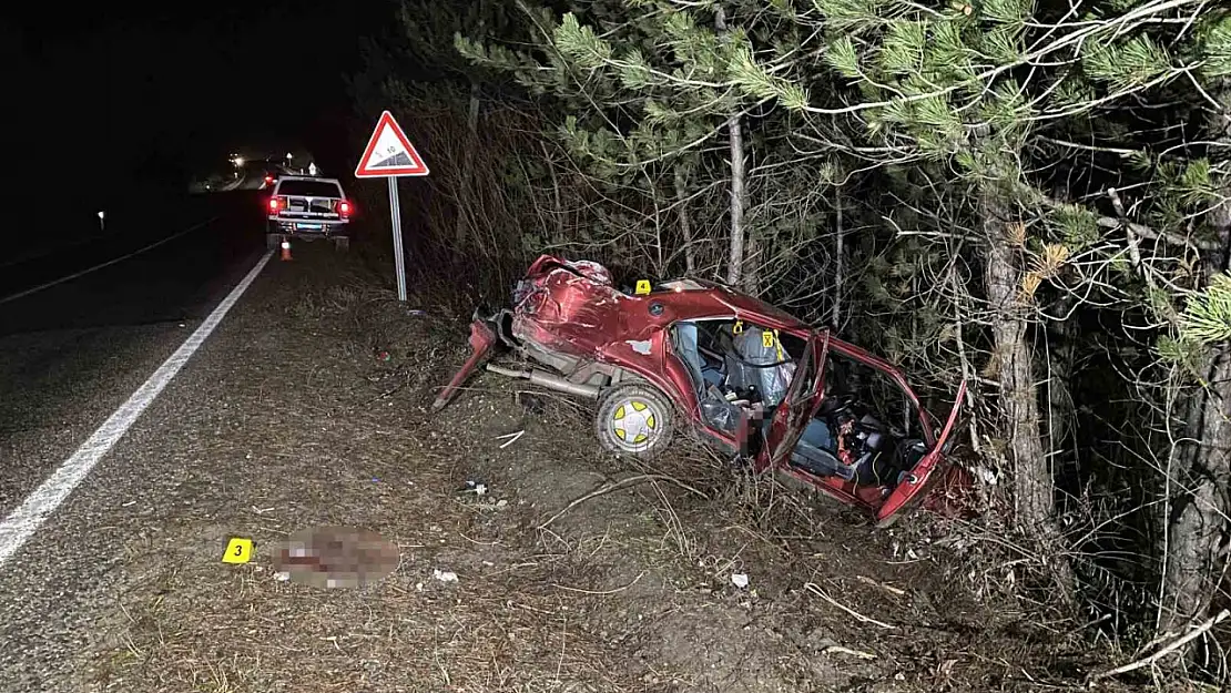 Ağaca çarpan otomobil hurdaya döndü: 1 ölü, 1 yaralı