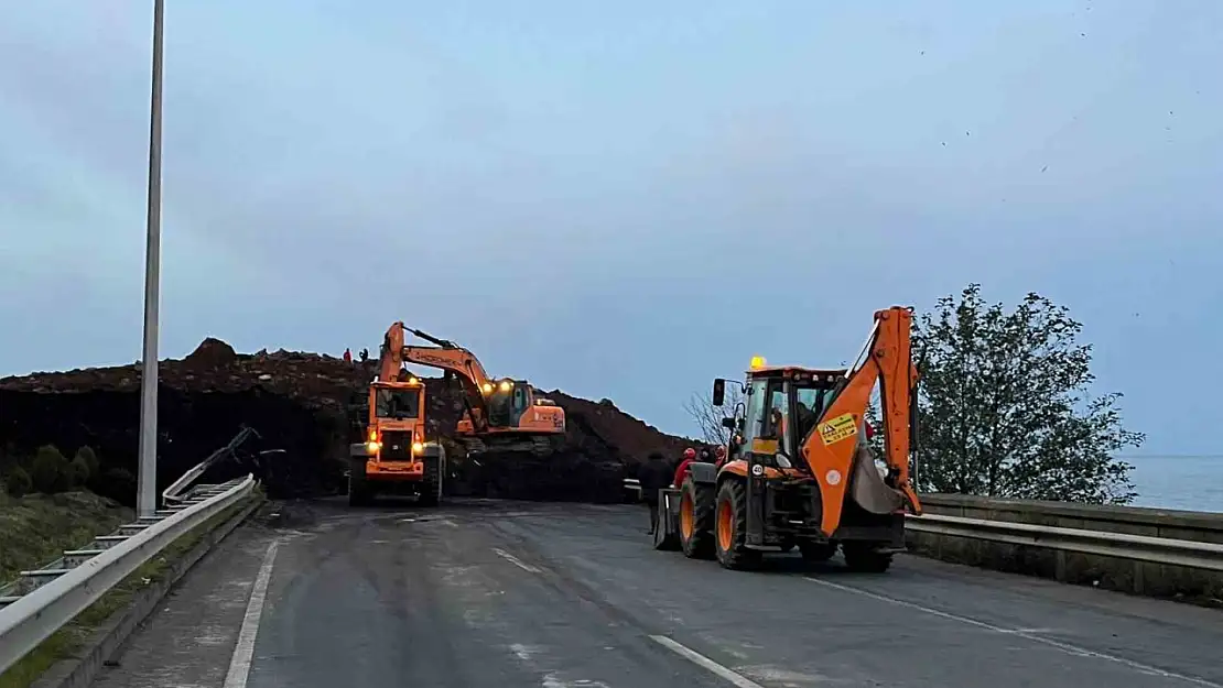 Arhavi'deki heyelanın ardından yol açma çalışmaları başladı