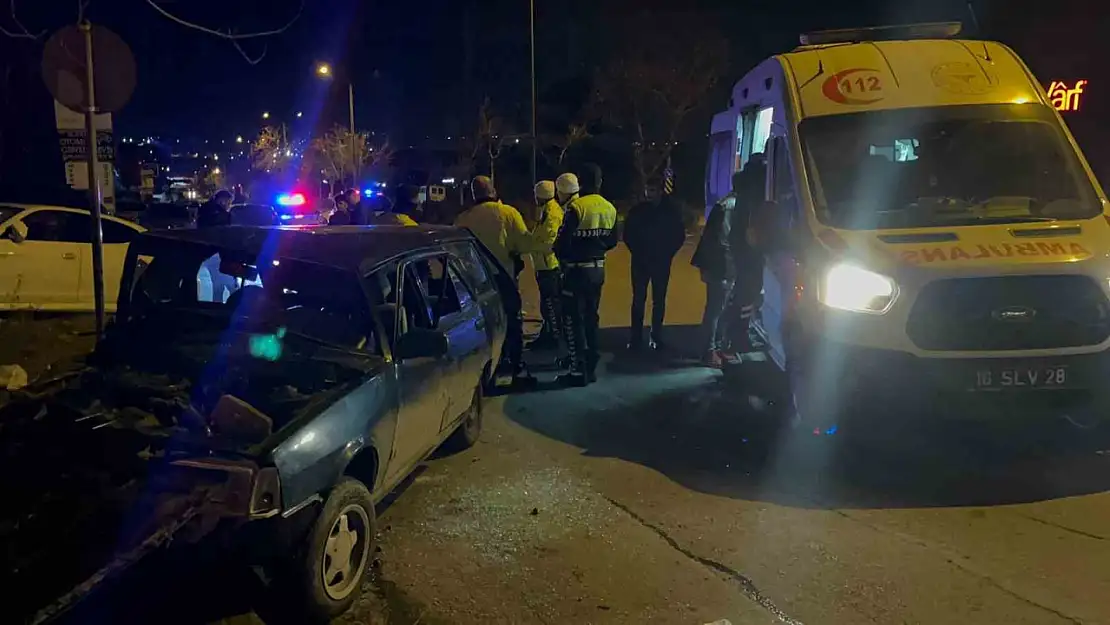 Bursa'da 2 araç kafa kafaya çarpıştı: Sıkışan sürücü yaralandı