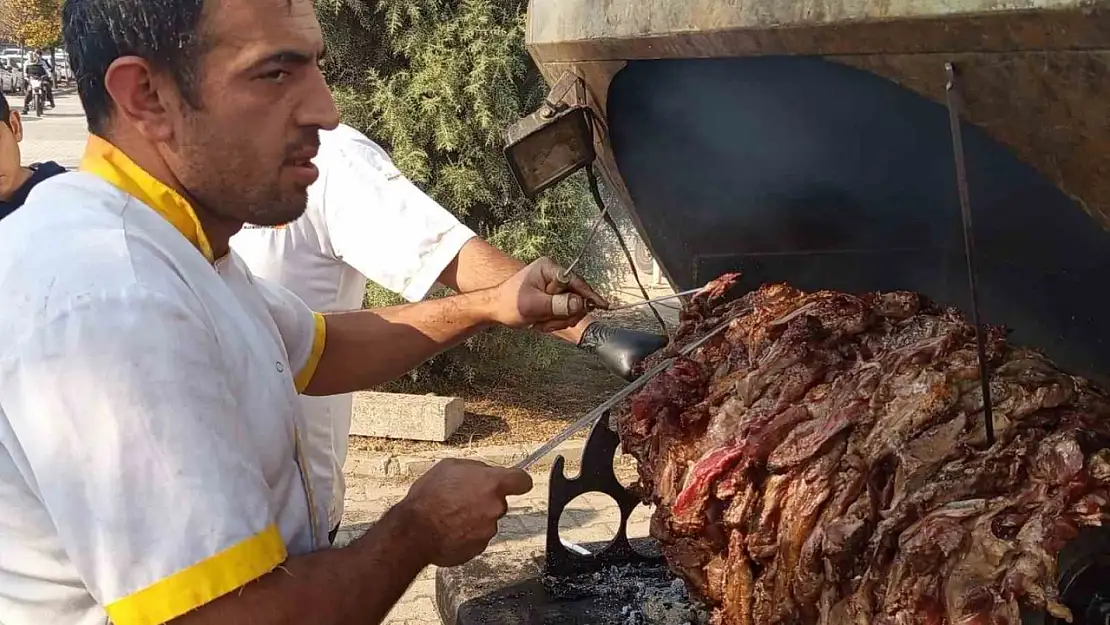 Ciğer kenti Diyarbakır'da cağ kebabı ustası ve lisanslı arıcı, fuarda ürünlerini sergiledi