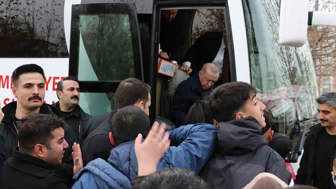 Cumhurbaşkanı Erdoğan çocuklara oyuncak dağıtıp harçlık verdi