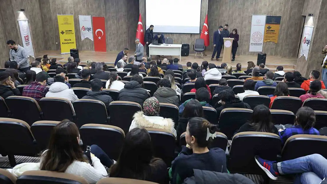 Diyarbakır'da 'Müziksel Yeteneğin Belirlenmesi ve Önemi' paneli düzenlendi