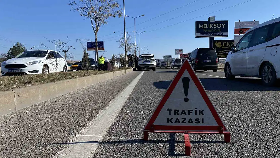 Diyarbakır'da 4 otomobilin karıştığı kazada 5 kişi yaralandı