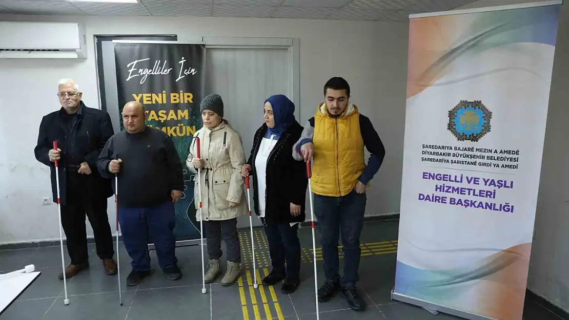 Diyarbakır'da görme engellilere 'bağımsız hareket uygulaması' eğitimi veriliyor