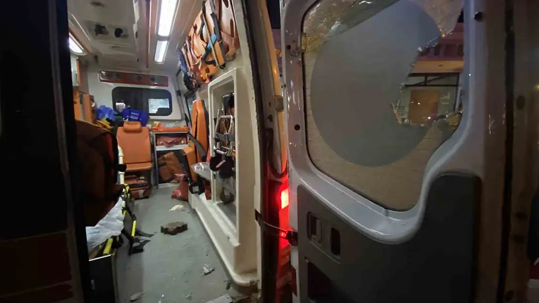 Diyarbakır'da hasta taşıyan ambulansa taşlı saldırı