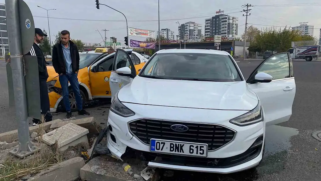 Diyarbakır'da iki otomobil çarpıştı: 1 yaralı