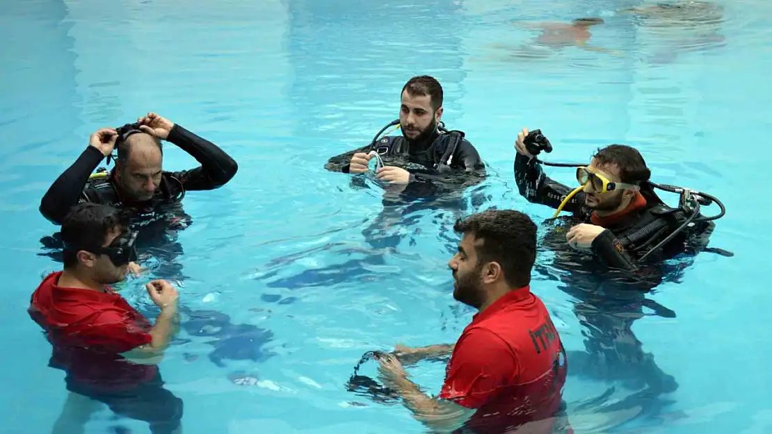 Diyarbakır'da itfaiye erlerinden su altında hazırlık eğitimi