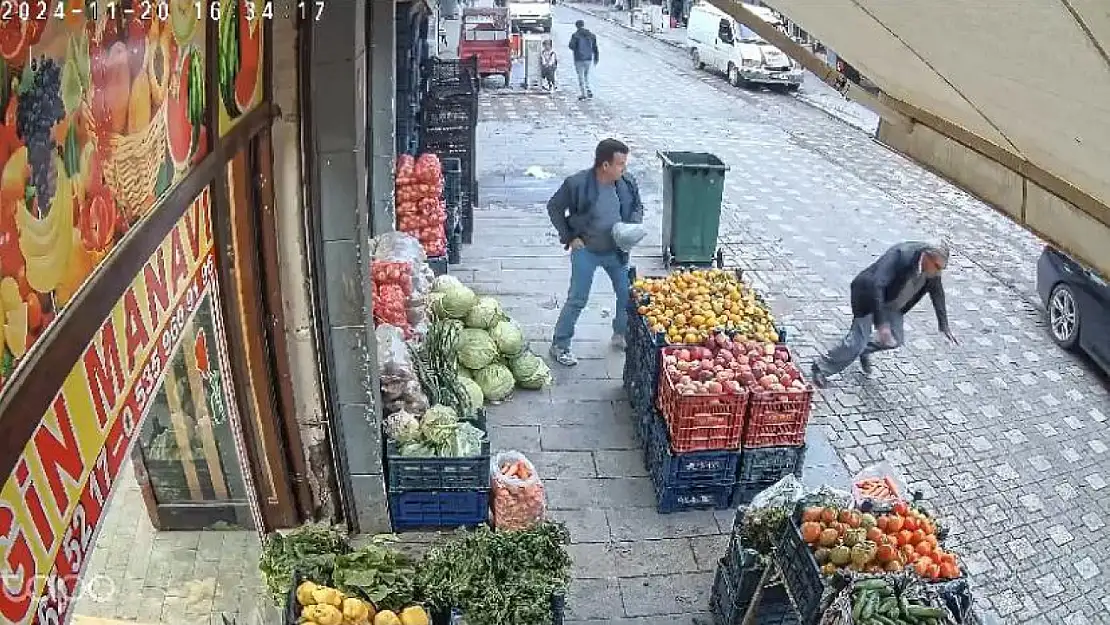 Diyarbakır'da kaldırımda yürüyen adamın kalp krizi geçirme anı kameraya yansıdı