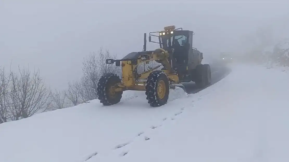 Diyarbakır'da kar yağışı nedeniyle kapanan 105 kilometrelik yol ulaşıma açıldı