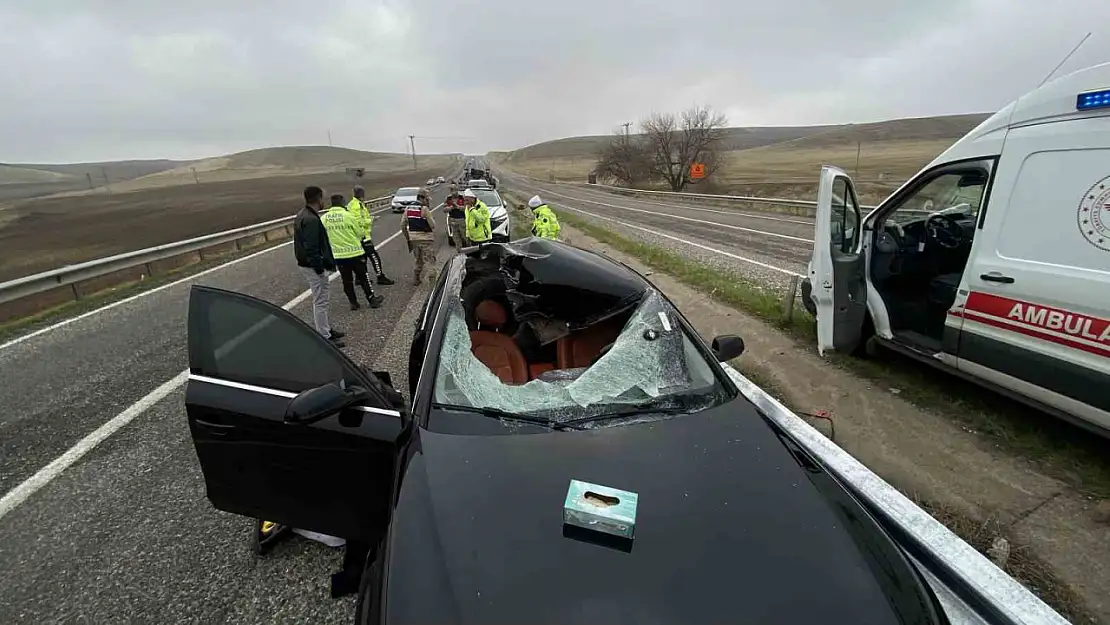 Diyarbakır'da tırdan fırlayan tekerin seyir halindeki otomobilin tavanına düşmesiyle 1 kişi öldü