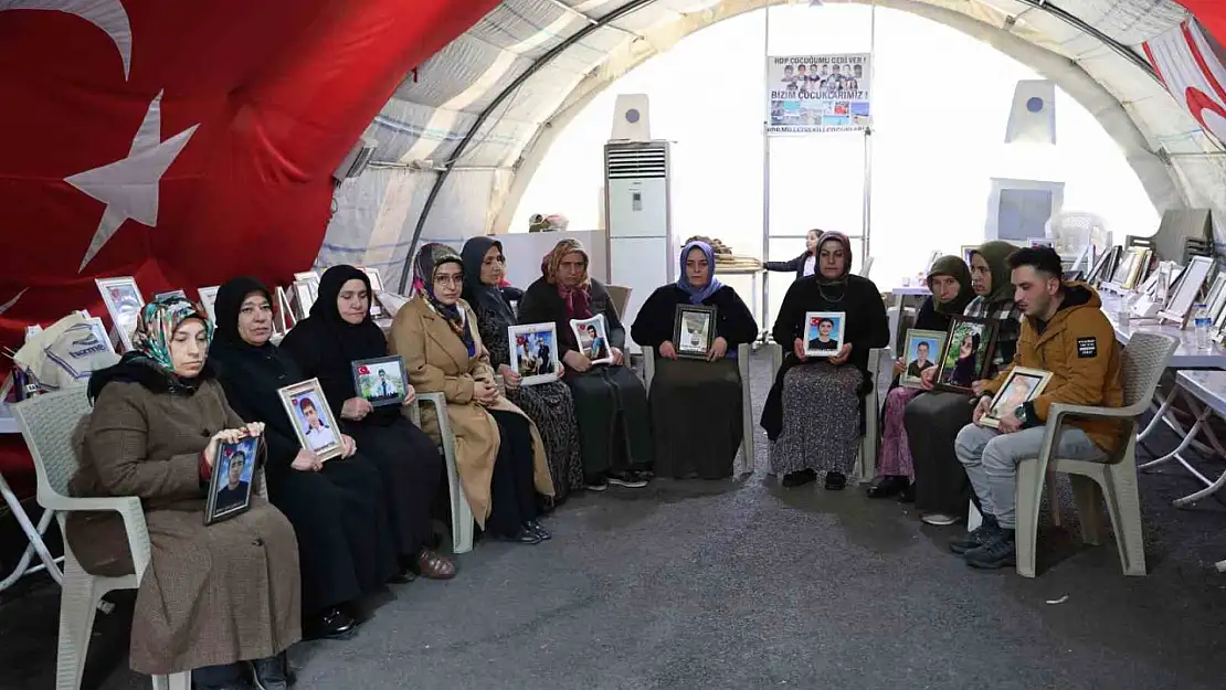 Evlat nöbetindeki anne, Regaip Kandil'inde oğlunun teslim olduğu haberini aldı