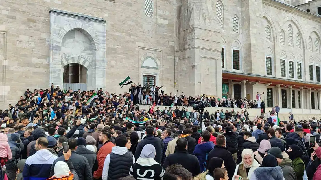 Fatih Camii'nde toplanan Suriyeliler, Esad rejiminin devrilmesini kutluyor