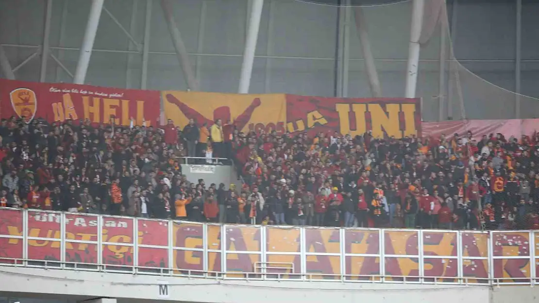 Galatasaraylı taraftarlar takımını yalnız bırakmadı