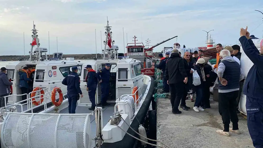 Heyelan bölgesindeki vatandaşlar Sahil Güvenlik ve balıkçı tekneleri ile taşındı