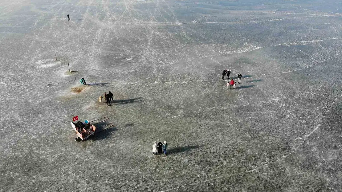 Kars Çıldır Gölü'nde dörtnala atlı kızak keyfi