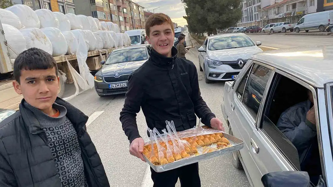 Konya'da Esed rejiminin son bulması sebebiyle baklava ikramı