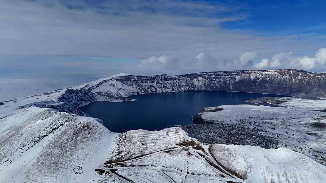 Nemrut Krater Gölü'nün karlı görüntüsü hayran bırakıyor