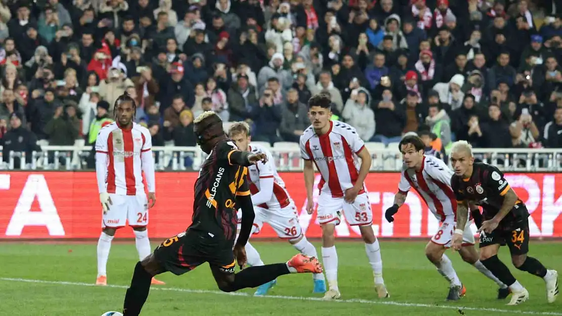 Trendyol Süper Lig: NG Sivasspor: 1 - Galatasaray: 2 (İlk yarı)